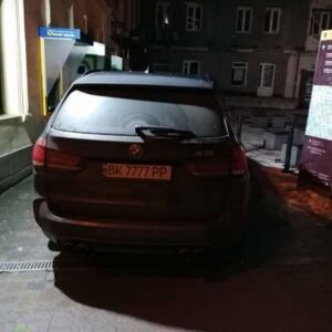 Львівські паркувальники знають своє діло.